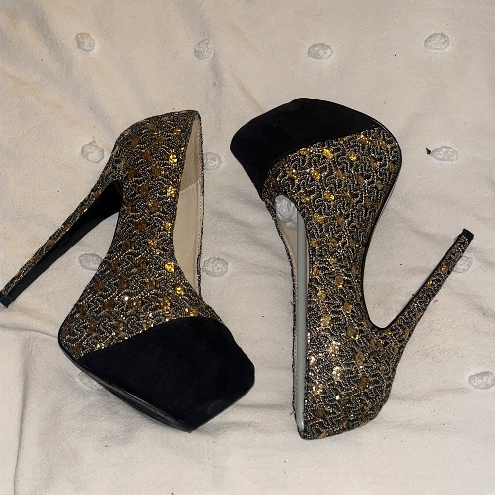 Shoe Dazzle Black and Gold Glitter Heels